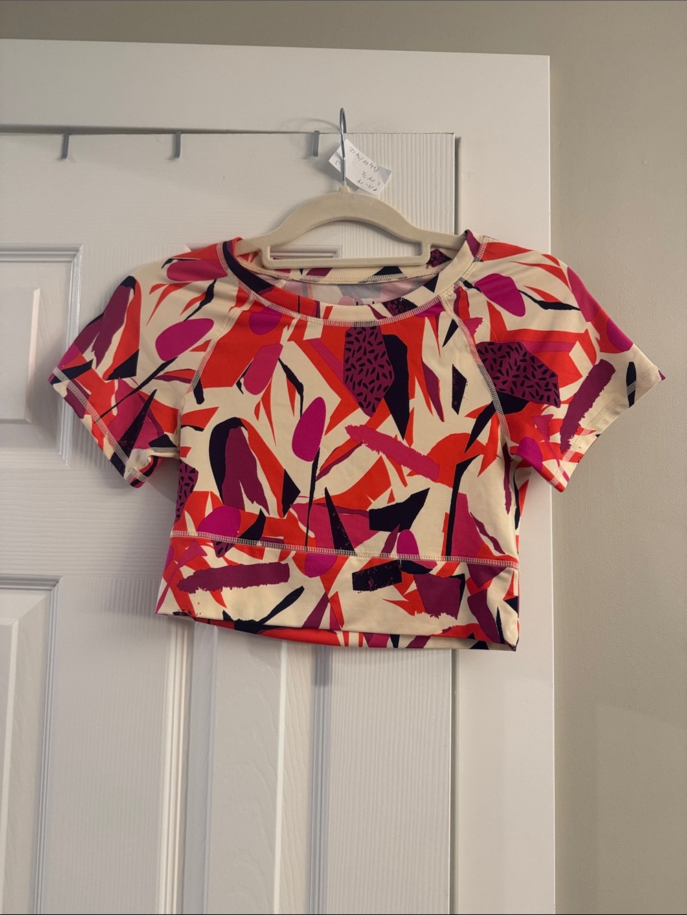 Crop Short Sleeve Tee in Cream with Pink & Red Abstract Print